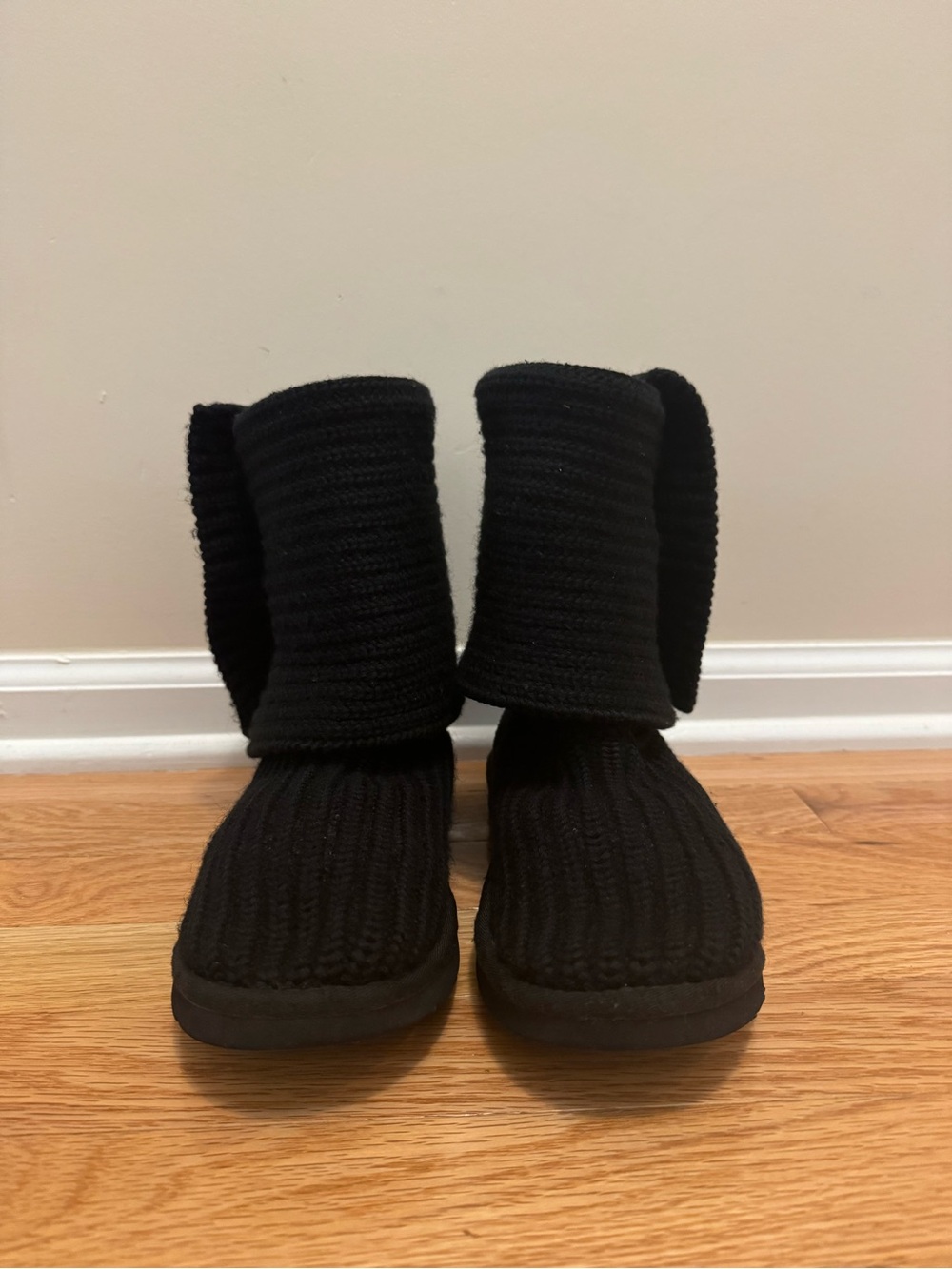 Women’s Ugg Classic Cardy Knit Boots -size 6